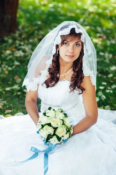 Ritratto di una bella sposa sorridente in posa nel giorno del suo matrimonio — Foto Stock