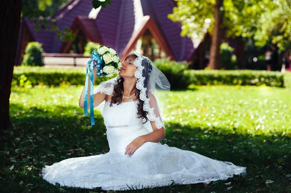 Potret pengantin wanita cantik yang sedang berpose di hari pernikahannya — Stok Foto