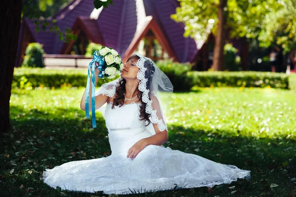 Portrait of a beautiful smiling bride posing in her wedding day — Stock Photo, Image