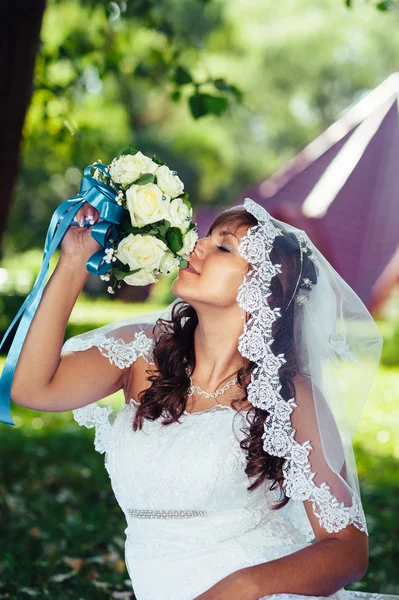 彼女の結婚式の日でポーズ美しい笑顔花嫁の肖像画 — ストック写真
