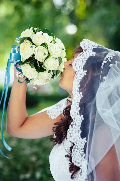 Ritratto di una bella sposa sorridente in posa nel giorno del suo matrimonio — Foto Stock