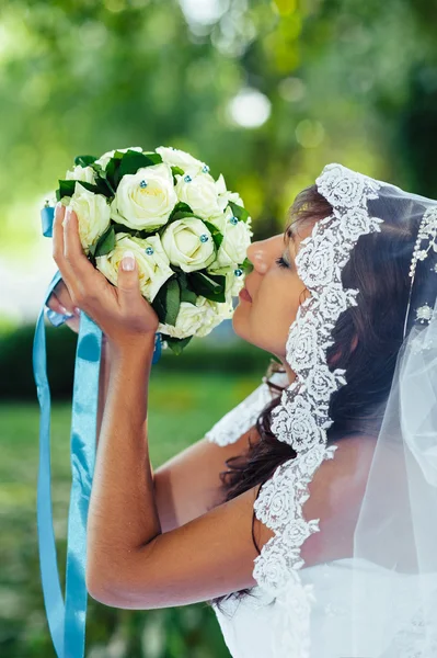 Portrait of a beautiful smiling bride posing in her wedding day — Stock Photo, Image