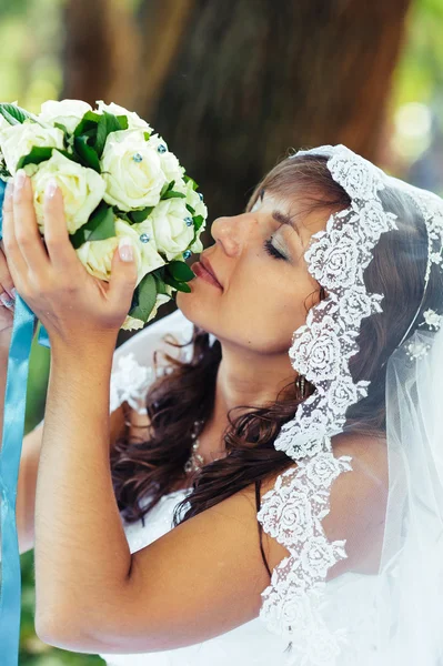 Retrato de una hermosa novia sonriente posando en el día de su boda — Foto de Stock