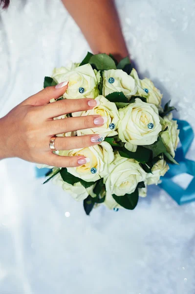 Portrait of a beautiful smiling bride posing in her wedding day — Stock Photo, Image