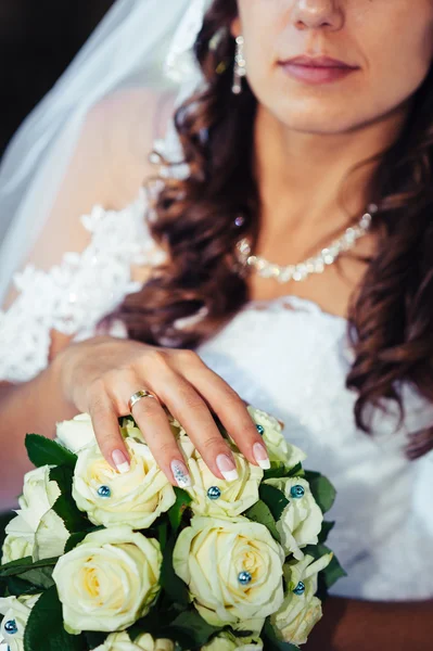 Ritratto di una bella sposa sorridente in posa nel giorno del suo matrimonio — Foto Stock