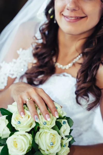 Portrait of a beautiful smiling bride posing in her wedding day — Stock Photo, Image