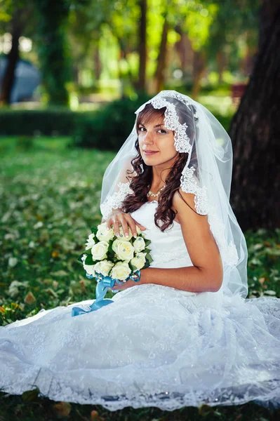 Retrato de uma bela noiva sorridente posando em seu dia de casamento — Fotografia de Stock