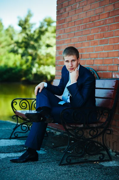 Feliz guapo novio caucásico en esmoquin pensando y poniéndose su corbata . —  Fotos de Stock