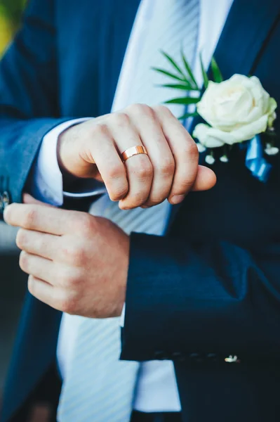 Happy stilig kaukasiska brudgummen i smoking tänkande och sätta på hans bowtie. — Stockfoto