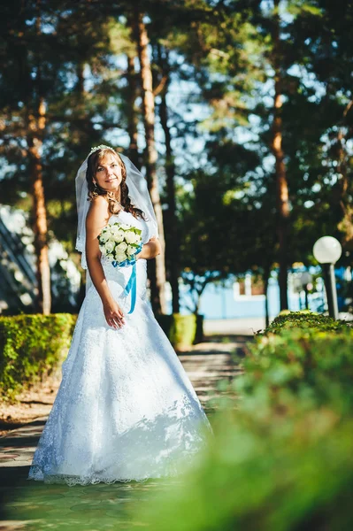 Портрет красивої усміхненої нареченої позує в день її весілля — стокове фото