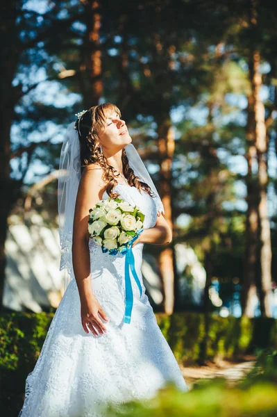 Porträtt av en vacker leende brud poserar i hennes bröllopsdag — Stockfoto