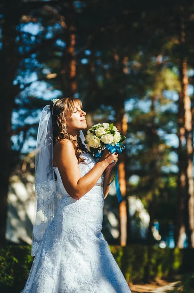 Porträtt av en vacker leende brud poserar i hennes bröllopsdag — Stockfoto