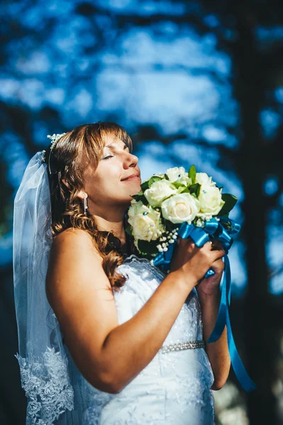 Portrét krásné usmívající se nevěsta pózuje v její svatební den — Stock fotografie