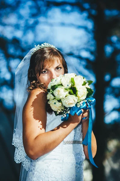 Porträtt av en vacker leende brud poserar i hennes bröllopsdag — Stockfoto