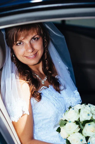 Крупным планом портрет довольно застенчивой невесты в окне машины — стоковое фото