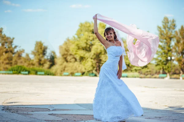 Portret pięknej narzeczonej uśmiechający się pozowanie w dniu ślubu — Zdjęcie stockowe