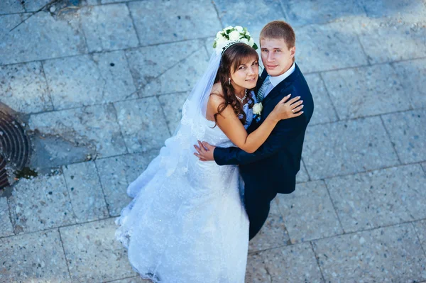 Noiva e noivo no dia do casamento andando ao ar livre na natureza de primavera. Casal nupcial, casal recém-casado feliz abraçando no parque verde . — Fotografia de Stock