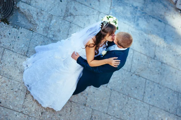 Sposo e Sposo al matrimonio Giorno camminando all'aperto sulla natura primaverile. Coppia nuziale, Felice coppia di sposi che si abbraccia nel parco verde . — Foto Stock