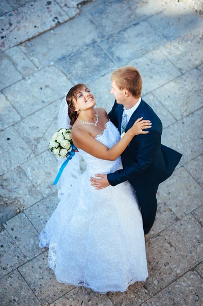 Sposo e Sposo al matrimonio Giorno camminando all'aperto sulla natura primaverile. Coppia nuziale, Felice coppia di sposi che si abbraccia nel parco verde . — Foto Stock