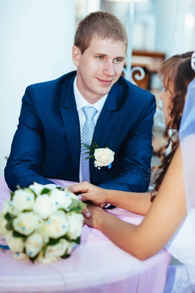 Novia y novio posando en mesa de banquete decorada en el parque de verano  . — Foto de Stock