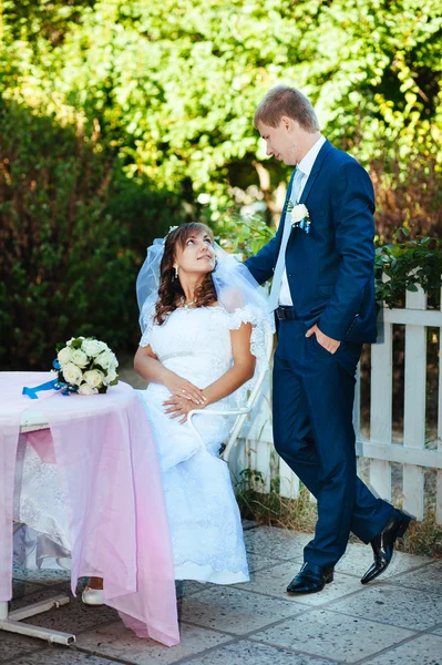 Gelin ve damat gün açık havada yürüyüş düğününde Doğa bahar. Gelin çift, mutlu yeni evli çift yeşil park kucaklayan. — Stok fotoğraf