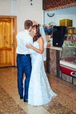 Gelin ve damat restoranda ilk düğün dansı