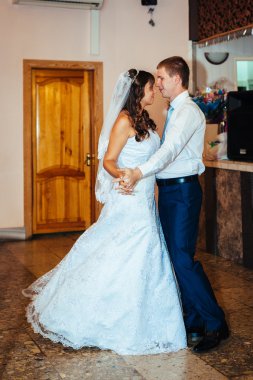 Gelin ve damat restoranda ilk düğün dansı