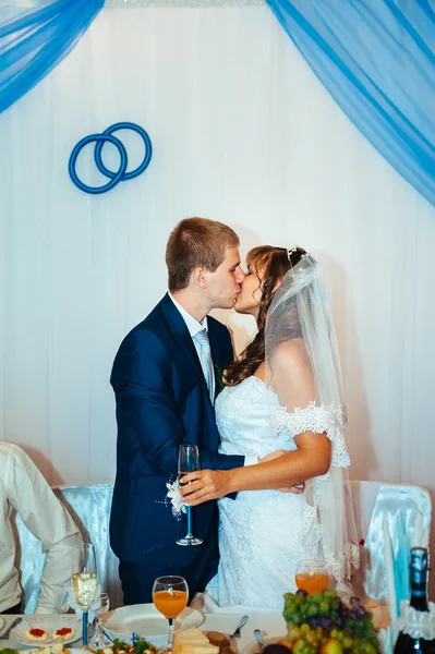 Encantadores novios en la celebración de su boda en un lujoso restaurante —  Fotos de Stock