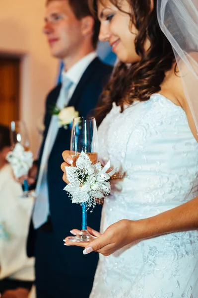 Güzel gelin ve damat onların düğün kutlama lüks bir restoranda üzerinde — Stok fotoğraf