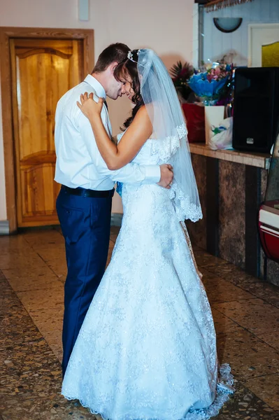 First  wedding dance of bride and groom in restaurant — Stock Photo, Image