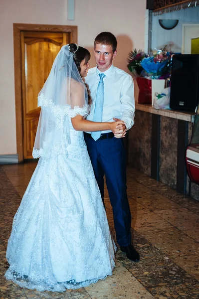 Första bröllop dans av bruden och brudgummen i restaurang — Stockfoto