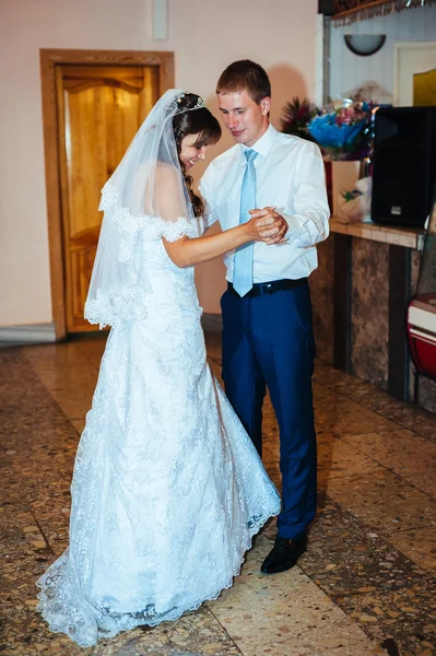 Primo ballo nuziale di sposa e sposo nel ristorante — Foto Stock