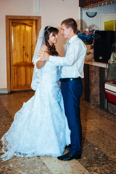 Primo ballo nuziale di sposa e sposo nel ristorante — Foto Stock