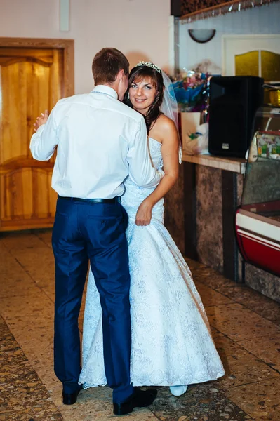 První Svatební tanec nevěsty a ženicha v restauraci — Stock fotografie