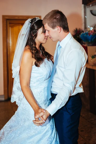 Primo ballo nuziale di sposa e sposo nel ristorante — Foto Stock