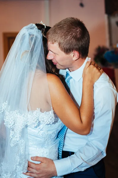 Primo ballo nuziale di sposa e sposo nel ristorante — Foto Stock