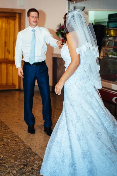 First  wedding dance of bride and groom in restaurant — Stock Photo, Image