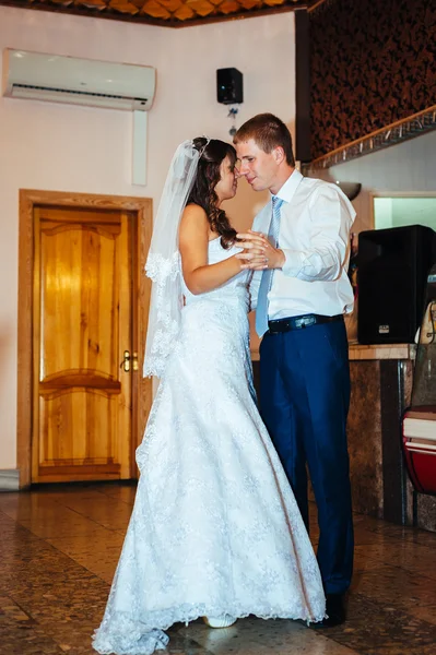 Primo ballo nuziale di sposa e sposo nel ristorante — Foto Stock