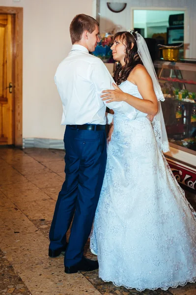 Primeira dança de casamento de noiva e noivo em restaurante — Fotografia de Stock