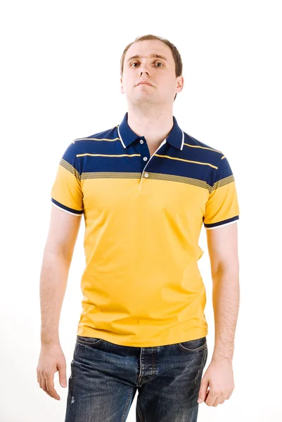 Hombre joven con polo amarillo sobre fondo blanco —  Fotos de Stock