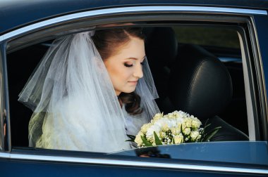 yakın çekim bir araba pencerede oldukça utangaç gelin portresi