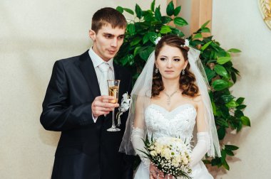 Düğün töreni. Kayıt ofisi. Bir yeni evli çift evlilik belgesi imzalar.