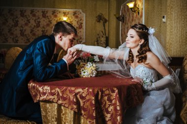 Seni seviyorum. Yeni evli çift cappuccino bir kafede, içmek