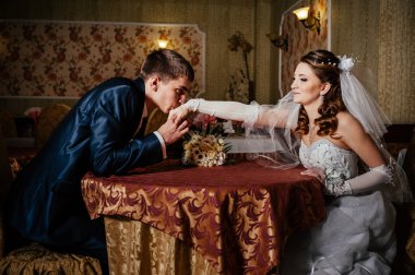 Seni seviyorum. Yeni evli çift cappuccino bir kafede, içmek