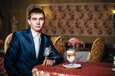 Yakışıklı adam kafede kahve içme. Kahve holding eller mamülleri.