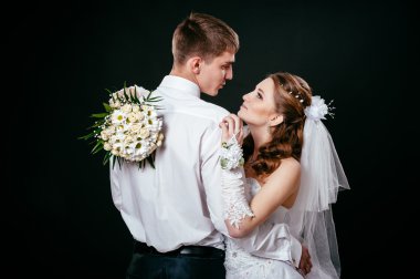 Düğün gelin damat öpüşme. Siyah arka plan.