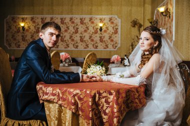 Seni seviyorum. Yeni evli çift cappuccino bir kafede, içmek