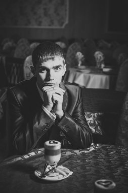 Yakışıklı adam kafede kahve içme. Kahve holding eller mamülleri.