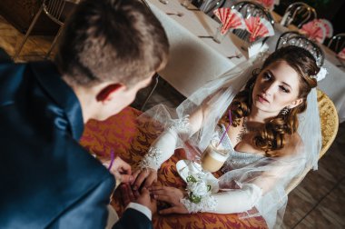 Seni seviyorum. Yeni evli çift cappuccino bir kafede, içmek