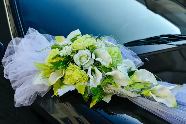 Decoração romântica Flor no carro de casamento em preto e branco — Fotografia de Stock